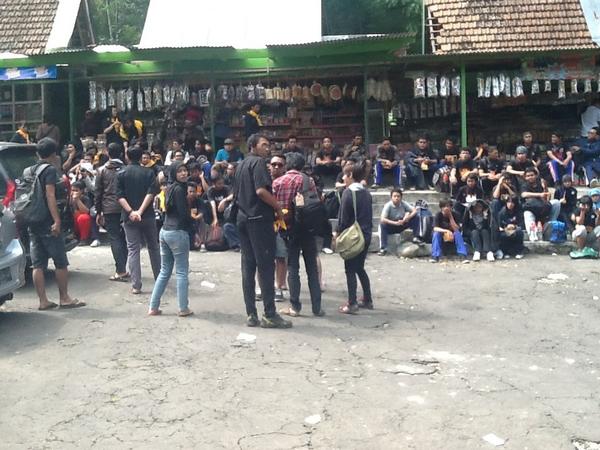 keluarga besar gforst bersiap untuk prosesi foto bersama..