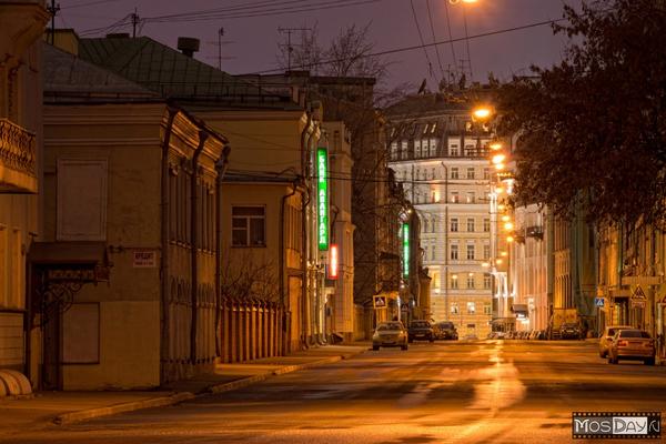 Москва арбатские переулки. Замоскворечье Садовническая улица. Садовнический переулок в Москве. Садовническая улица дом 7. Вечерний переулок Арбата Москва.