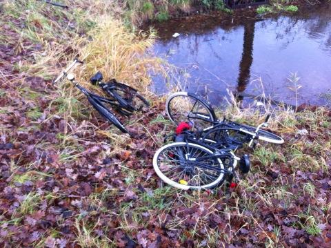 MiriamKerver's tweet photo. Zojuist gesignaleerd: 3 zwarte meisjesfietsen hoek Lessinglaan/kanaalweg. 1 met grote paarse bel &amp; 1 met rood doekje http://t.co/abVNVbH4