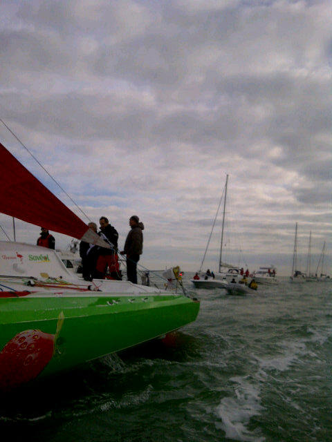 Enormement de monde sur l'eau pour acceuillir <a href="/samanthadavies/">Sam Davies</a> et <a href="/JeremieBeyou/">Jérémie Beyou - Charal Sailing Team</a> #VG2012 ...