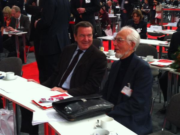 ARD_BaB's tweet photo. #Steinbrück gewählt - #Altkanzler #Schröder hat gut lachen #spdbpt12 #BerichtausBerlin @spdde @spdbt http://t.co/3tVVZBkB