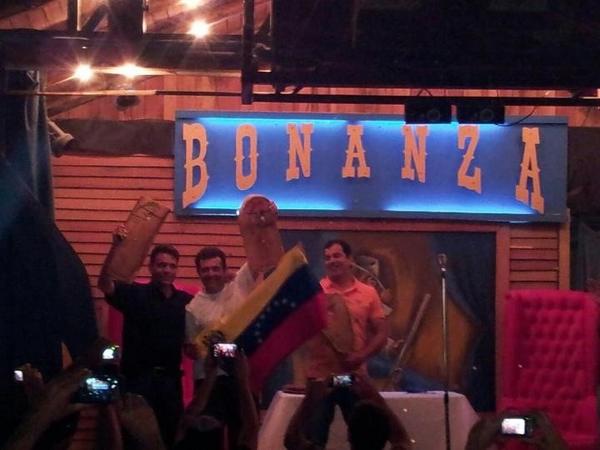 juanpoca's tweet photo. @HectoRodriguez @HectorJSilva excelente participación de los vzlos en campeonato argentino 2012 1ro 2do y 3 lugar http://t.co/DQQmq6dN