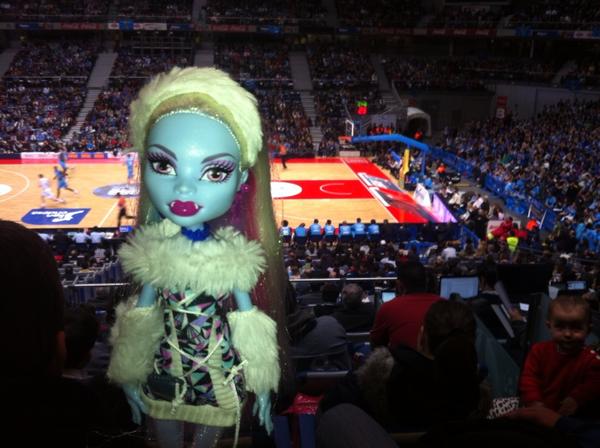 sanchezcastejon's tweet photo. Abby no se ha querido perder el partido. También va con el Estu 😜🏀 http://t.co/jaGkj2Dm