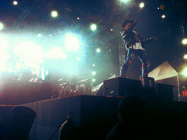 RheaTibrewala's tweet photo. @MoozLive Hatsoff for an amazing show last night! #GNRIndia what an epic experience! http://t.co/GvpOuPiy