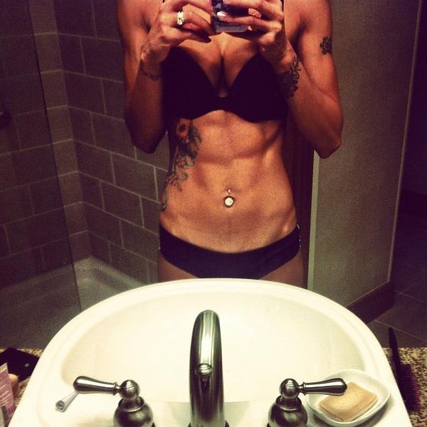 Buffyshots's tweet image. @fitasianbeautyy: #SexySunday #Throwback #1weekout #missingthis #lean #abs #fit #fitness #body #core #stomach #ar...