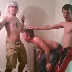 UKPartyPics's tweet photo. Uhm..... http://t.co/eqxGlkr4