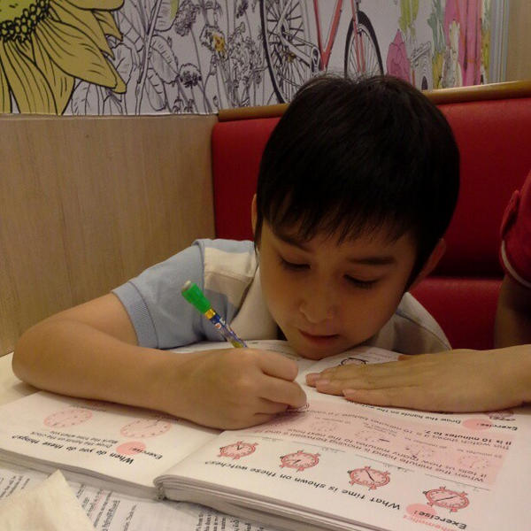 GinoChayanin's tweet photo. ทำงานไปด้วยเรียนไปด้วยมันเป็นอย่างนี้นี่เอง http://t.co/LYclLbEy