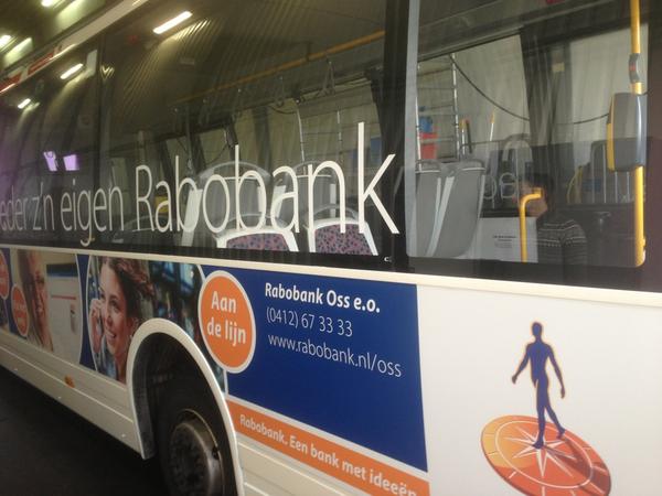 LithoColorbv's tweet photo. Bus belettering http://t.co/PpAJmp6U