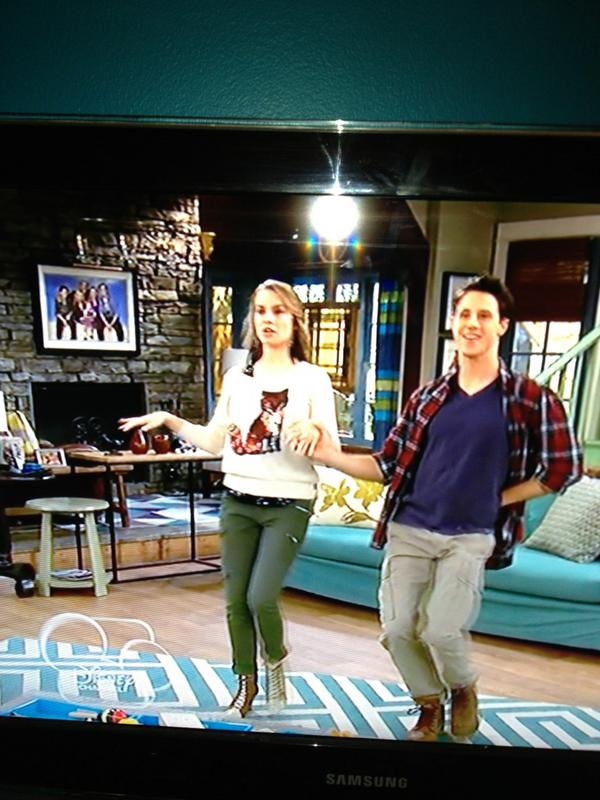 ahhhhhoopsie's tweet image. Y&apos;all I&apos;m famous... #foxsweater