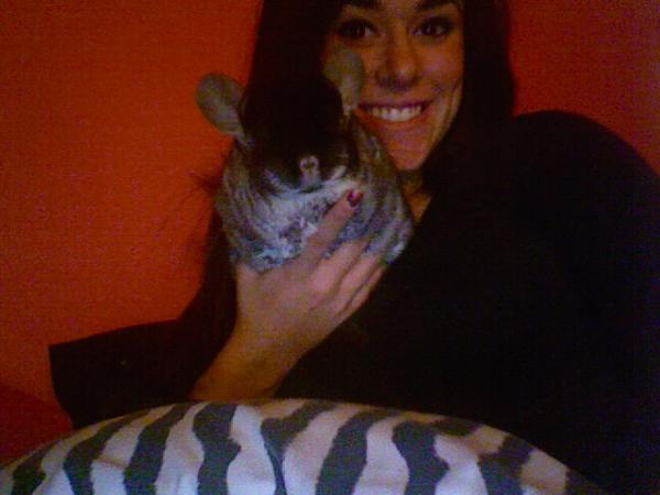 ChillaRoman's tweet image. the human holding me