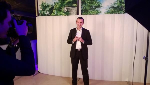 Emarketing_fr's tweet photo. @NleHerissier Personnalité Marketing Client 2012 pose avec son trophée au photocall #TMC2012 #coulisses http://t.co/9amNZL4G