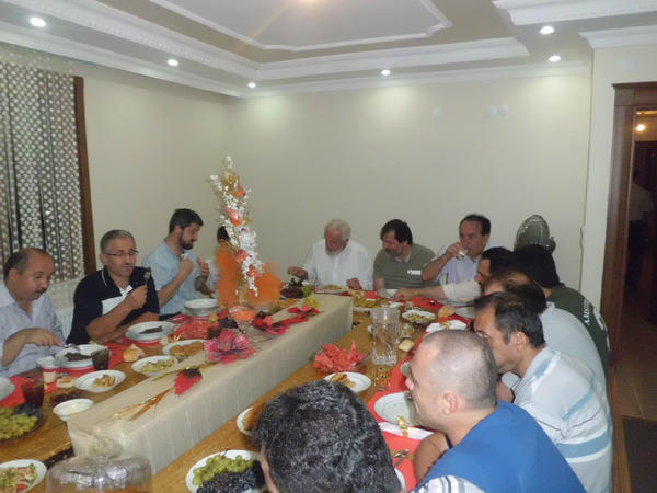 Cevat Hocamız ve diğer misafirlerimiz.Canışığı Derneği  Hanımlar koluna, Gençlik koluna Emekleri için Teşekkür ederiz.