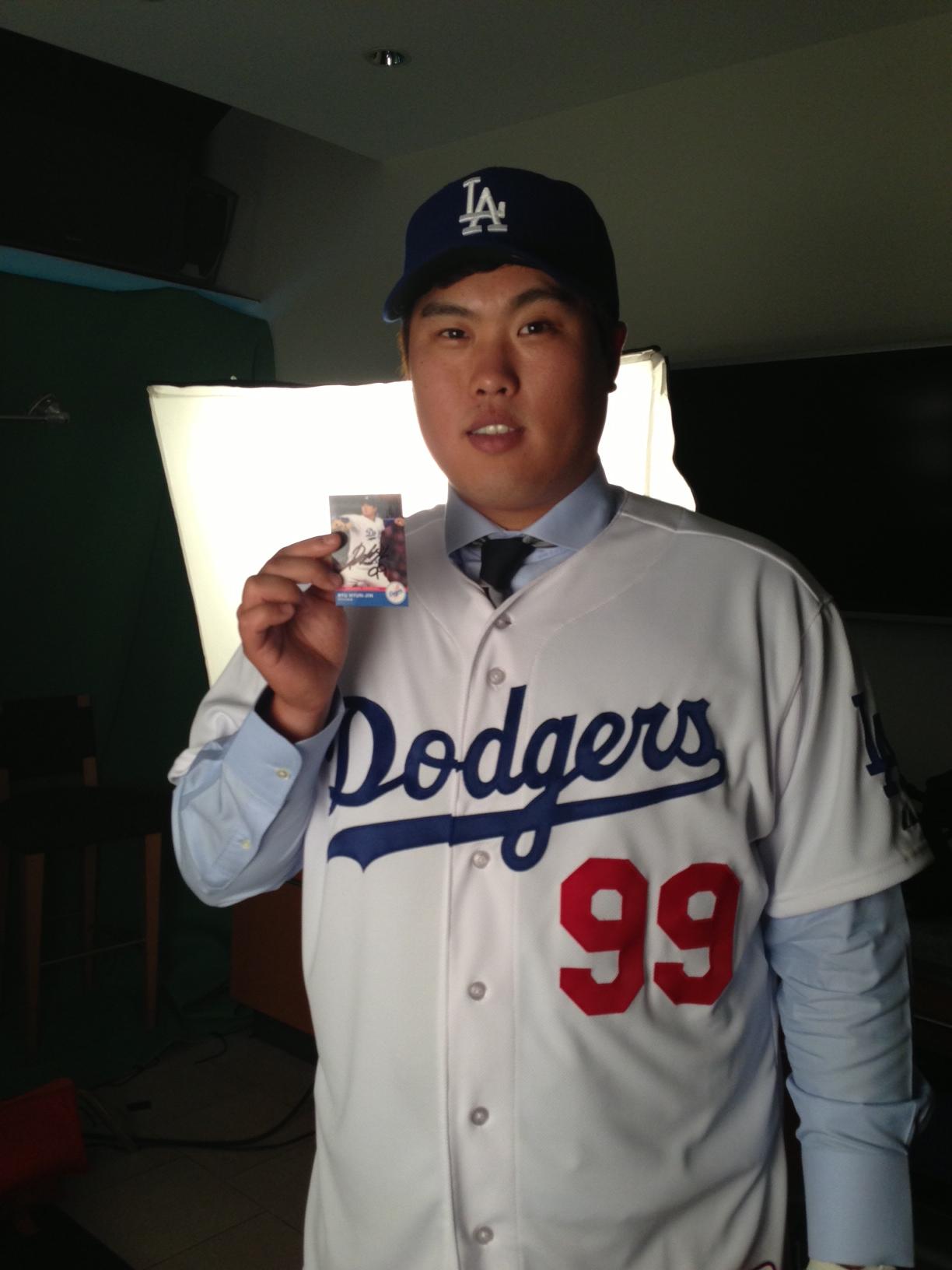 Los Angeles Dodgers on X: Our followers to RT this tweet are eligible to  win a signed Hyun-Jin Ryu baseball card:  #AskRyu   / X