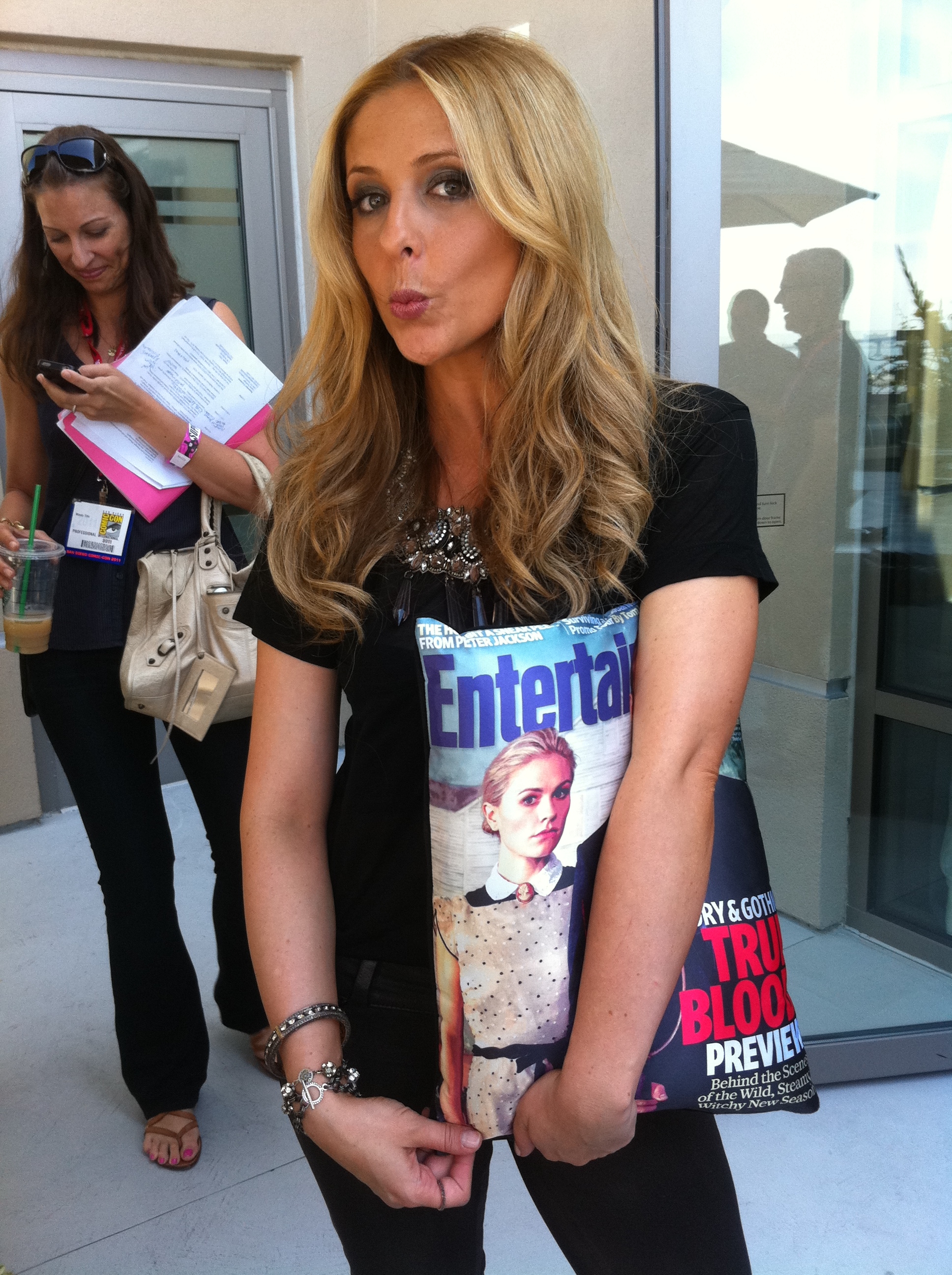 Entertainment Weekly on Twitter: "Sarah Michelle Gellar visits the EW suite at Comic Con (check out her pillow!) http://t.co/JzUEjHS" / Twitter