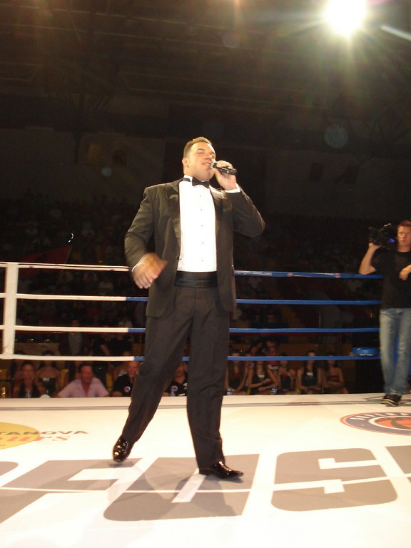 EnfusionTV's tweet photo. Enfusion III Ohrid Sportcentre Biljanini Izvori the 1th event. (10) Presentator Doggie is capturing the audience. http://t.co/yGQ1uFS