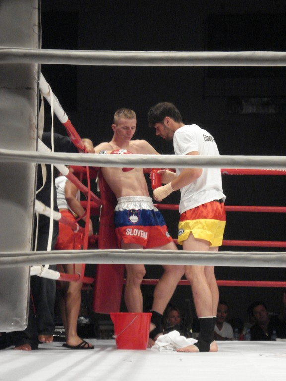 EnfusionTV's tweet photo. Enfusion III Ohrid Sportcentre Biljanini Izvori the 1th event. (13) Franci is being taken care of. http://t.co/6LTRnup