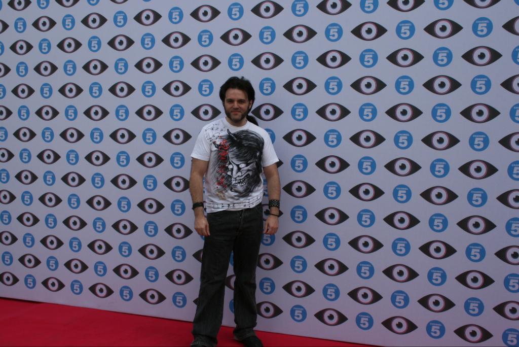 dylan3squ3's tweet image. Marcus RAWKS! \m/ RT @bbuk: Hold on to your hairdryers - it’s ‘irrepressible dark horse’ Marcus from BB10. #BBUK #BBBits