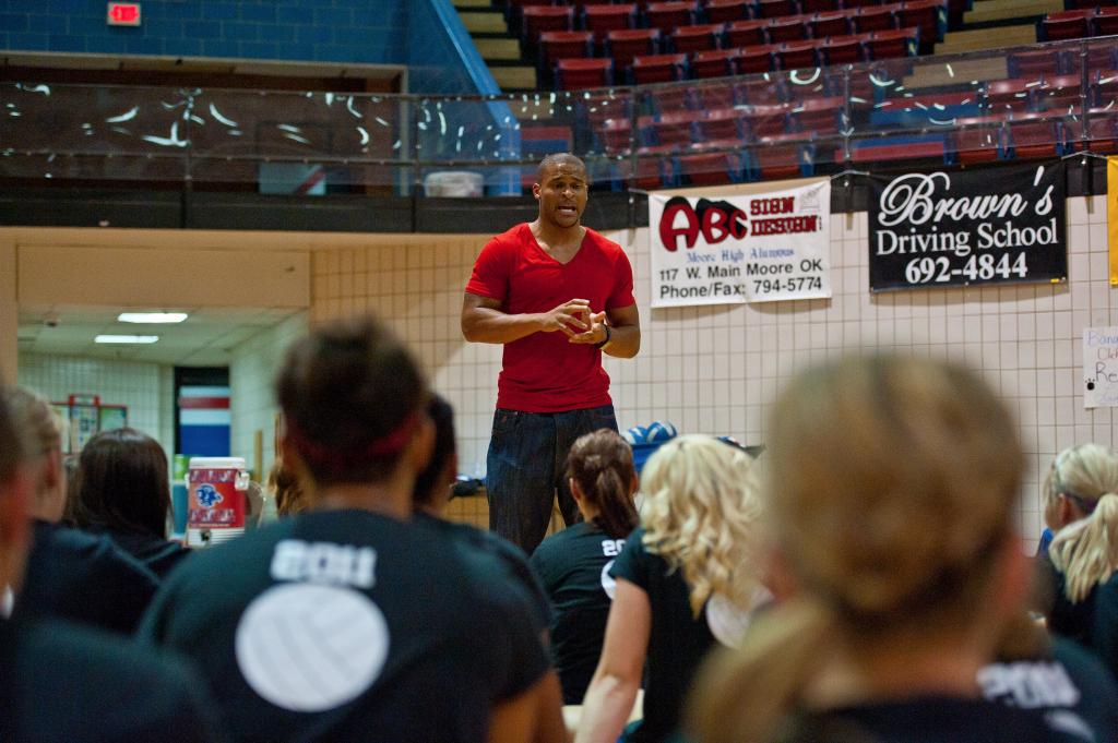 Clancey07's tweet image. Former OU FB Player D.J. Wolfe visited Moore Vball team today to motivate them before their home opener game tonight.