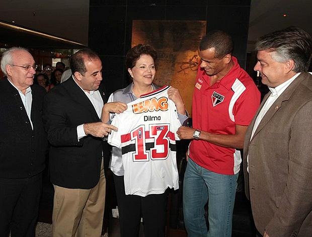 RIVALDOOFICIAL's tweet photo. Hoje tive o prazer de conhecer a nossa presidente Dilma e entregar a camisa do SPFC a ela. Muito simpática e atenciosa. http://t.co/xlpo8F8