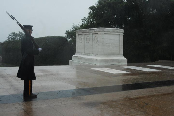 ilexi's tweet photo. Still up - Tomb Guards consider it an honor to stand their watch, regardless of the weather. goo.gl/WNDgF goo.gl/D4DaS http://t.co/LVvOLhT