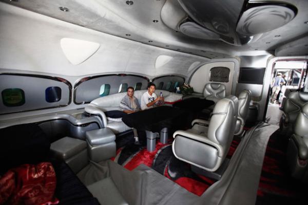 SOiTV's tweet photo. ¿Q te parece el LUJOSO avión del Dictador Gaddafi? FOTO: http://t.co/6yUGhDN