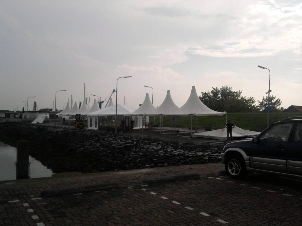 MosseldagYe's tweet photo. Opbouwen culinaire plein in volle gang. http://t.co/VKB5cZo