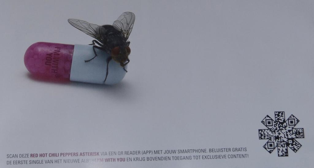 Jori_1's tweet image. Mooi bewerkte QR-code op het omslag van de OOR ter promotie van het nieuwe album van RHCP.