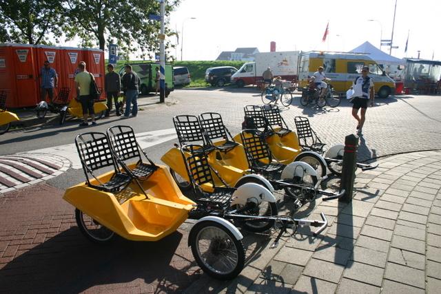 MosseldagYe's tweet photo. @klusdu6 staat klaar om u te rijden. Voor maar 2 euro brengen ze u overal naartoe. 100% voor #alpedhuzes http://t.co/tamRLkv