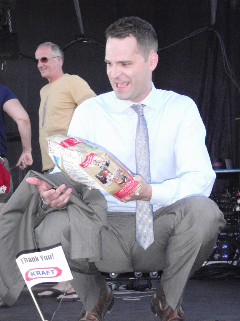 LyndonEvans's tweet image. COOL! #JayOnrait from #TSN #Sportscentre receives popcorn 1st Armstrong #Scouts! @scoutscanada @stephenkent @TSN_News