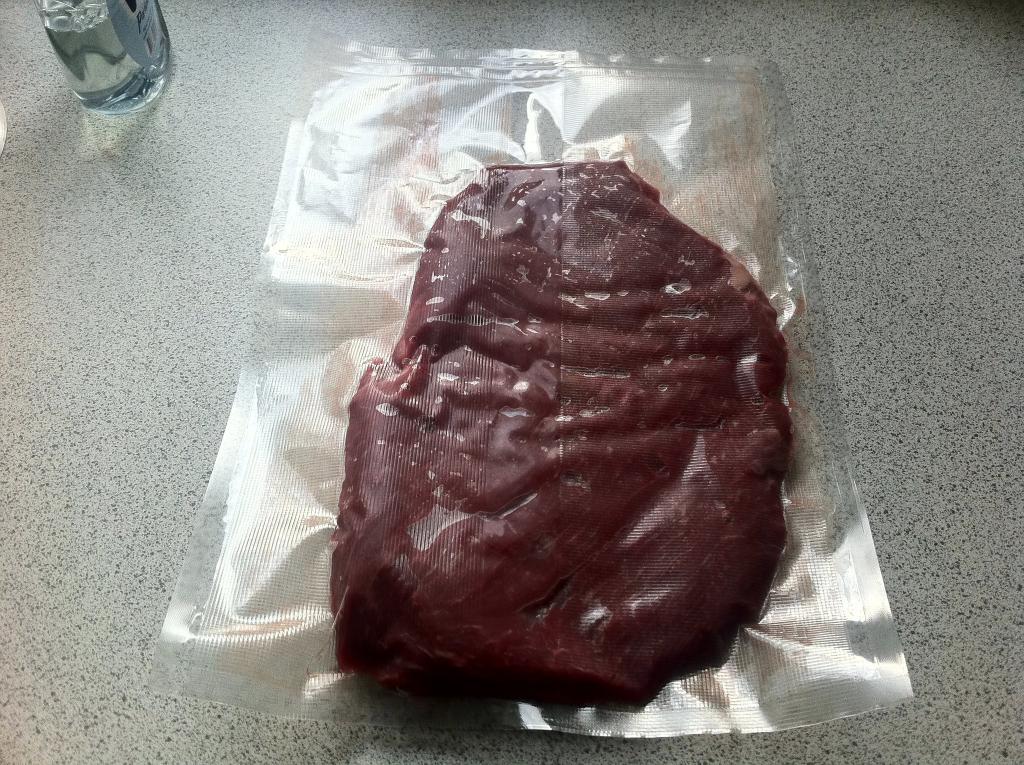 SousVideDK's tweet photo. Der gøres klar til #flankesteak ala #sousvide. 12 timer ved 56,50 grader.
Bliver spændende :) http://t.co/wOkzjbK