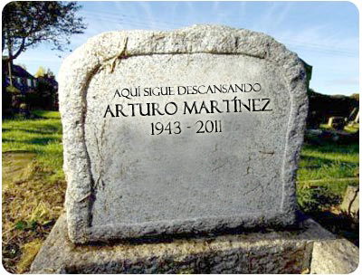 panoramasconce's tweet photo. [Humor]Imágen de como sería la tumba de Arturo Martínez con un mensaje simpatico! Para compartir #quepenatuparo http://t.co/YsSoNbR