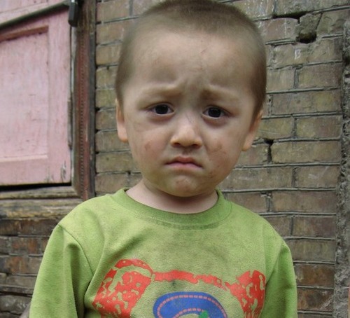 eastturkistan's tweet photo. Şərqi Türküstanda gedən Çin əziyyətini bu türk uşağının gözlərində görə bilərsiniz ... http://t.co/AIRBBY5