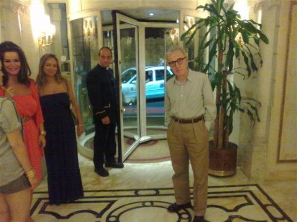 Mirabelle193's tweet photo. Woody Allen stay with us yesterday for dinner with his wife Soon-Yi and his sister Letty they enjoy a panoramic table! http://t.co/QPfxL0D