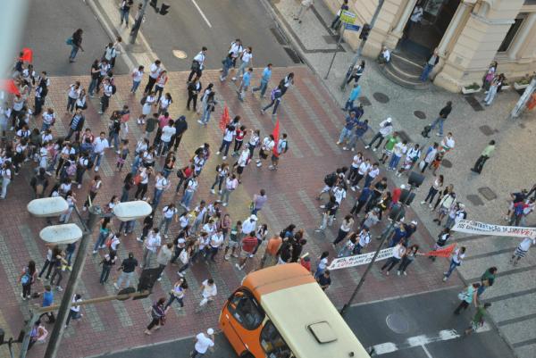zonasuljf's tweet photo. Um grupo de pessoas fechou a Rio Branco com a Halfeld http://t.co/BS8s3Ic