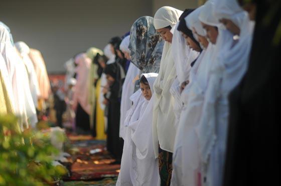 adxadx's tweet photo. EID AL-FITR Aug30,2011 A child joins the celebration of the Muslim holy festival of Eid al-Fitr...
http://t.co/pQzAr75 http://t.co/x0wnLLy