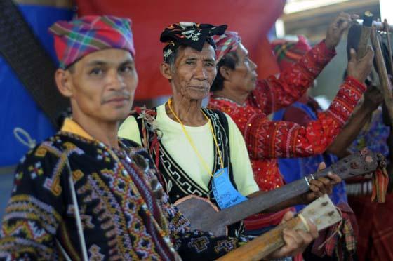 adxadx's tweet photo. TAGAKAOLO MUSICIANS : MALUNGON, Sarangani Aug 30, 2011 Tagakaolo men with their tribal musical... http://t.co/bf1UYK9 http://t.co/xoNTzNg