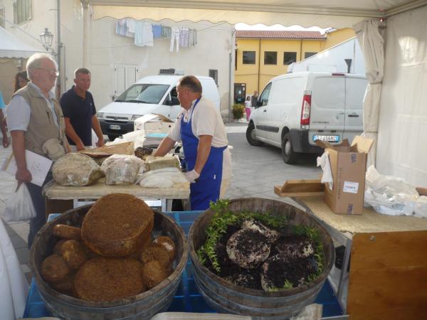 one of many stands in gessopalena celebrating #pecorino cheese #abruzzo #festa