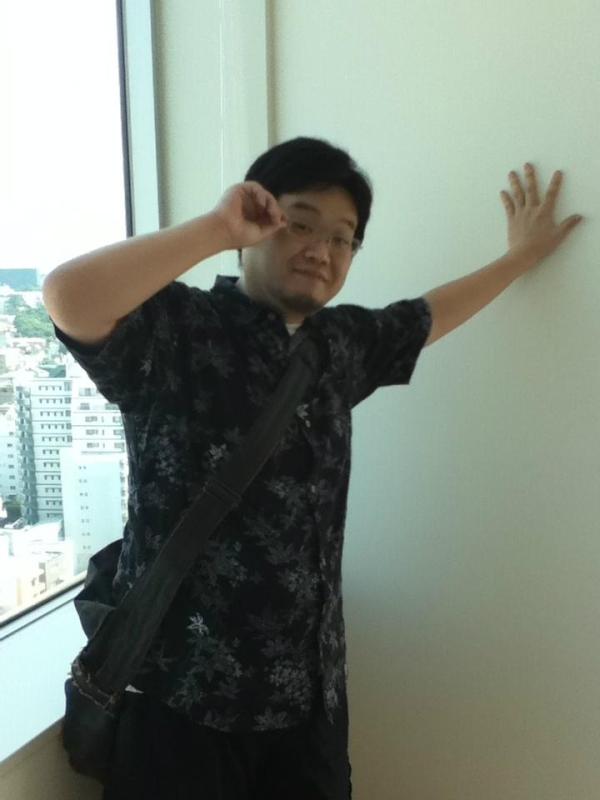 Amuletoスタッフ おなじみでおなじみの どもアミュレートスタッフ参上 今日 人気アニメ テニスの王子様 六角中の樹希彦役で出演してた蓮岳大こと はっすんが事務所にやってきた 台本取りにやってきた カッコつけさせて写真を撮ってやった