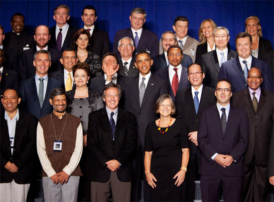YodaJedi1's tweet photo. Group photo at the U.N. this is when world leaders were asked to raise there hands if they thought obama was competent http://t.co/PyeIymAE