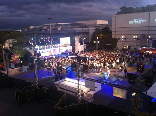 promibb's tweet image. Das Warten hat sich gelohnt. Die ersten Zuschauer haben das Open-Air-Gelände der Finalshow betreten. #bbde