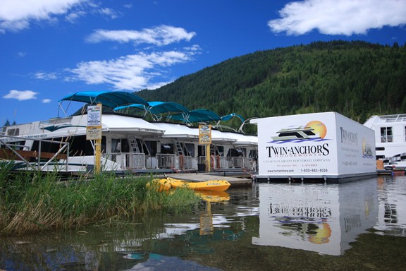 Summer is sticking around! Head out for a fall houseboat vacation this year! Call us at 1-800-663-4026!