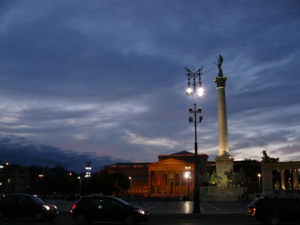 AnnaFegyvari's tweet photo. Heroes' Square http://t.co/3BBkFm4