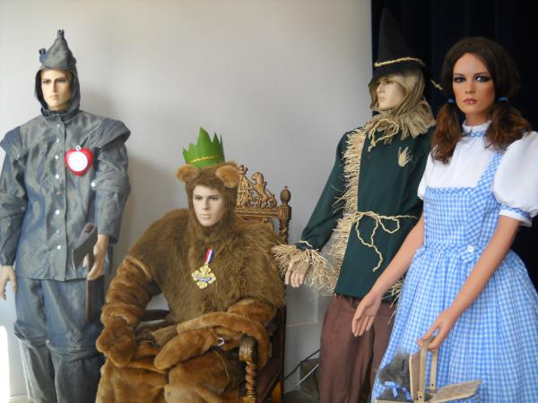 Come stroll down the yellow brick road wit us and join us for our ribbon cutting at 5:00pm today