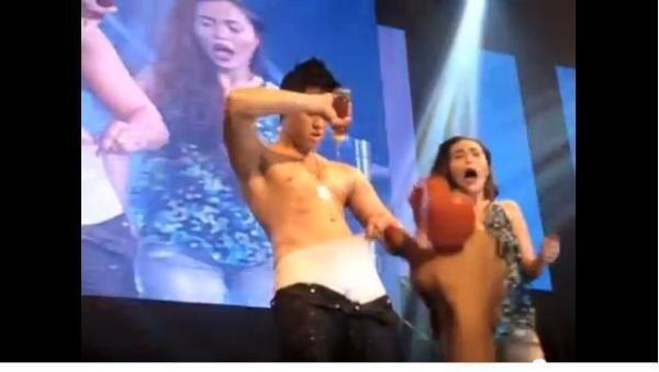 poohkey2's tweet photo. ‎Enrique Gil (@QuenGil), Nagpakadaring sa #CosmoBachelorBash http://t.co/WA4UUYIG