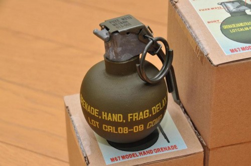 군생활 중 유독 수류탄 훈련만큼은 기억이 묘합니다. 가물가물한 것 같기도 하고, 생생한 것 같기도 하고. 아마도 그만큼 긴장했기 때문이 아닐지. 인계받고, 안전고리를 제거했던 그 순간만큼은 정말 잊지 못 할 듯.