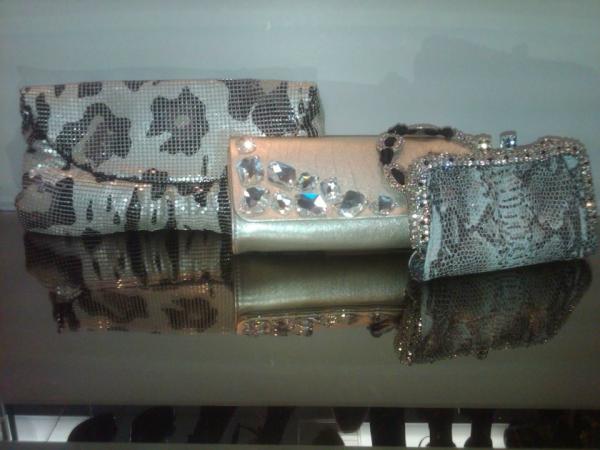 AffinityFormals's tweet image. There is no such things as BAGGAGE without DRAMA. Check out our dramatic fall faves.