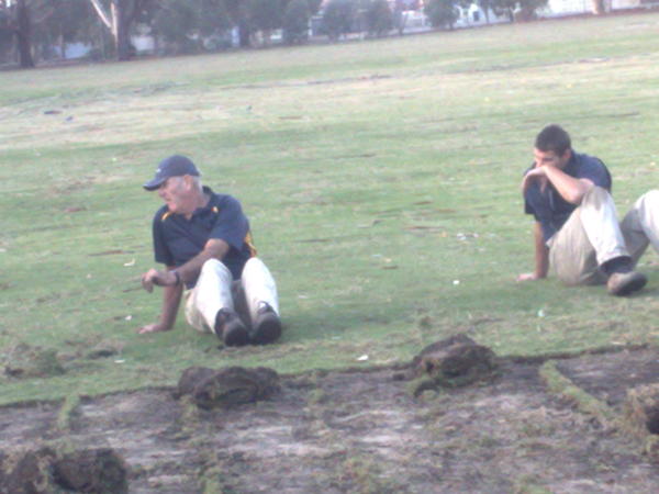 azzalidd's tweet image. @Royce_4 teaching thorpy to stretch his back. #foundoldfone #personaltrainerfromwayba # northerngolfcourse #pushupking