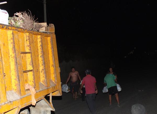 GADMSalinas's tweet photo. Inician jornadas intensivas de recolección de basura en Salinas, van de 07h00-15h00, de 15h00 -21h00 y de 21h00 -02h00. http://t.co/DhGbKRMh