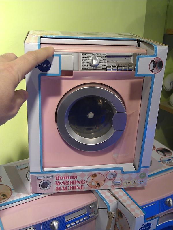lavadora de juguete color rosa no digo