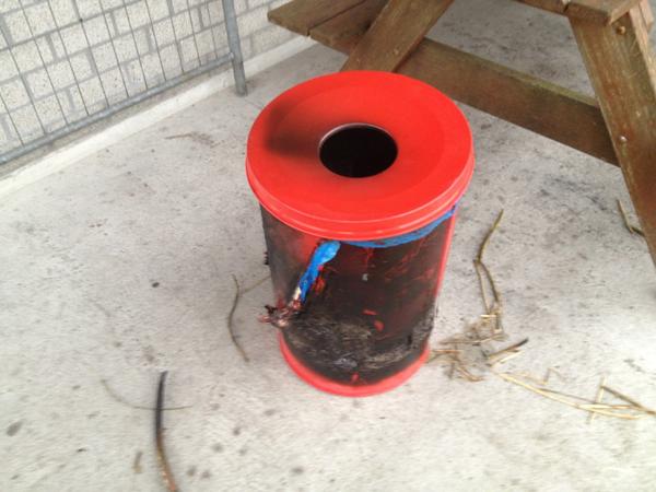 Aan dezelfde groep: een vuilnisbak in de fik steken, weet welke gevolgen zoiets kan hebben.  #RT #Oostzaan #politie